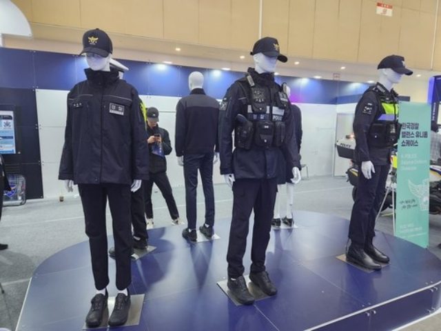 「경찰제복 10년 만에 바뀐다」…헌 제복은「가방·의류」로 재활용